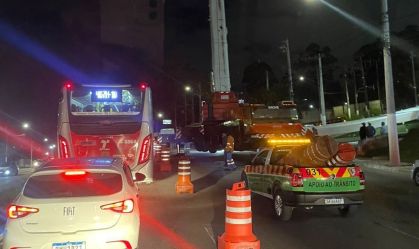 Viga cai de caminhão e interdita três vias.