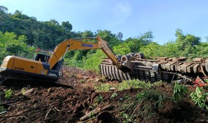 Retroescavadeira foi usada para retirar caminhão após acidente no RS