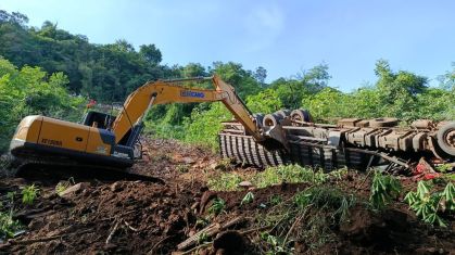 Retroescavadeira foi usada para retirar caminhão após acidente no RS