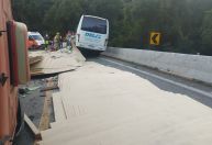 Seis pessoas ficam feridas em acidente entre microônibus e caminhão no RS