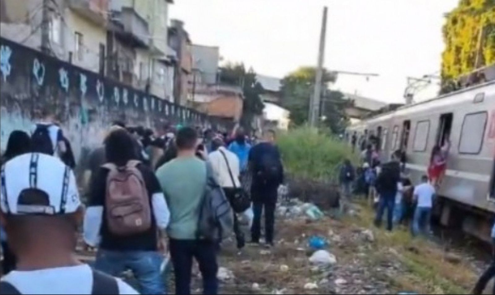 Imagem de destaque do post: Tiroteio no Jacarezinho paralisa trem e passageiros andam pelos trilhos