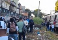Tiroteio no Jacarezinho paralisa trem e passageiros andam pelos trilhos
