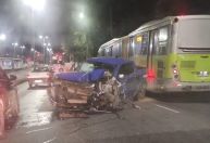 Veículo de luxo bate em poste e motorista foge em Belo Horizonte
