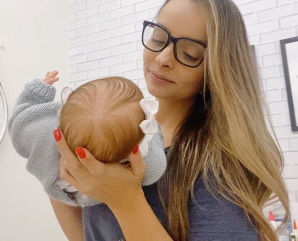 Empresária Simone Fortuna com seu bebê reborn • Reprodução/Redes Sociais