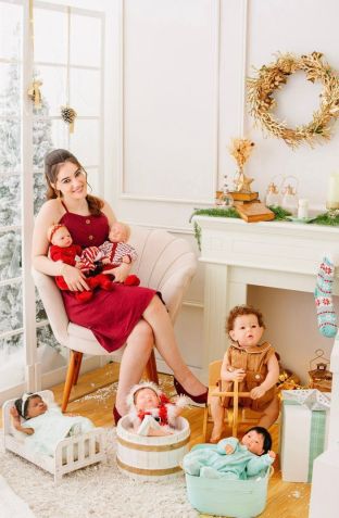 Ana Pietra Gavioli com seus bebês reborn • Reprodução/Redes Sociais