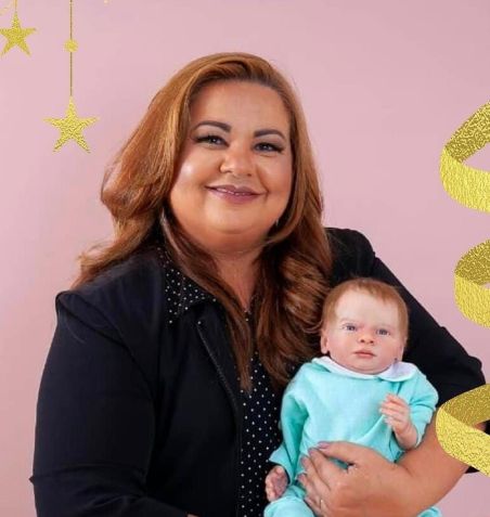 Vera Emerenciano com seu bebê reborn •