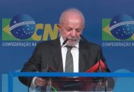 Lula é recebido com vaias e aplausos em evento com prefeitos
