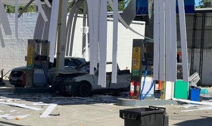 Vídeo: carro explode e destrói posto de gasolina no RJ
