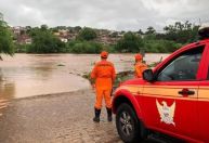 Rios transbordam por causa das chuvas e cidade fica inundada em Alagoas