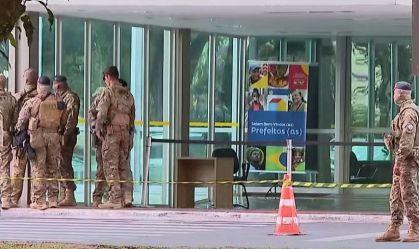 Suspeita de bomba em frente a ministério mobiliza polícia em Brasília