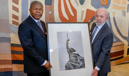 Lula presenteia presidente da Angola com obra de Sebastião Salgado