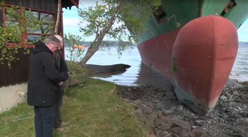 Norueguês acorda com navio cargueiro de 135 metros no quintal de casa