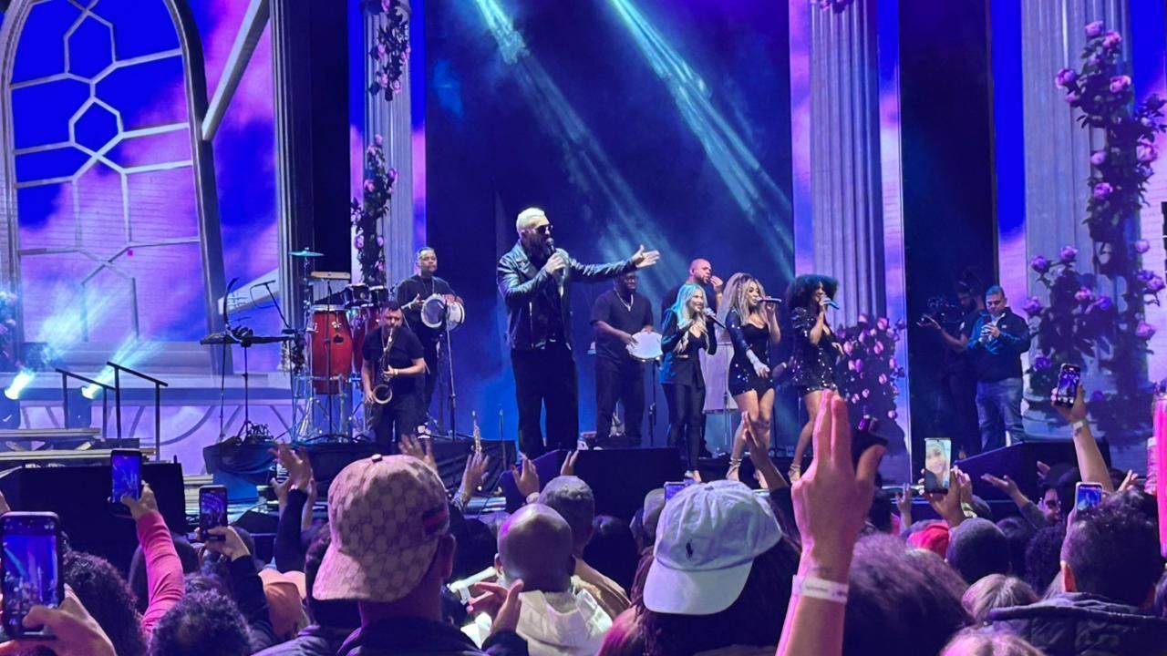 Cantor Belo durante show na Virada Cultural, em São Paulo