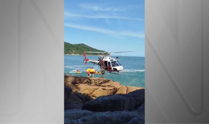 Turista é resgatado de helicóptero após cair em pedras no mar do Guarujá