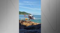 Turista é resgatado de helicóptero após cair em pedras no mar do Guarujá