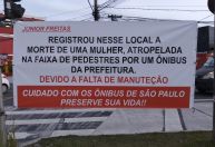 Motoboy instala faixa onde mulher morreu atropelada por ônibus em SP