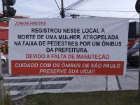Motoboy instala faixa onde mulher morreu atropelada por ônibus em SP