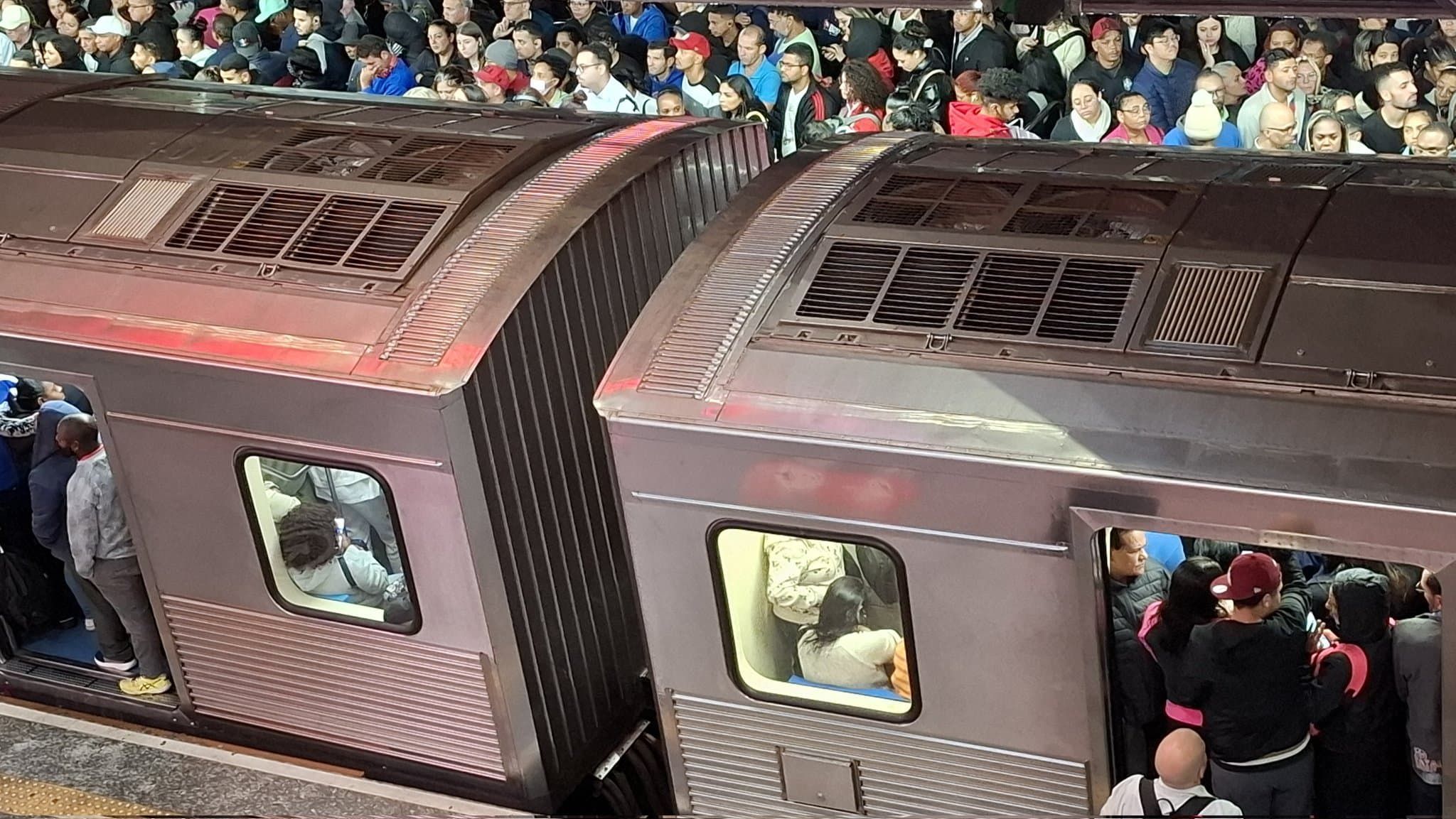 Trens estão paralisados em estações da Linha 1-Azul