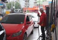 Carros formam fila para abastecer a R$ 4 em SP e gasolina "acaba" em 6h