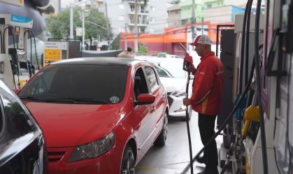 Carros formam fila para abastecer a R$ 4 em SP e gasolina "acaba" em 6h