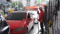 Carros formam fila para abastecer a R$ 4 em SP e gasolina "acaba" em 6h