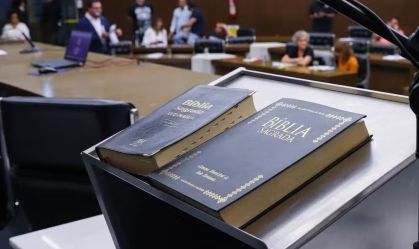 Imagem de destaque do post: Aprovada lei que autoriza uso da Bíblia no currículo escolar de BH