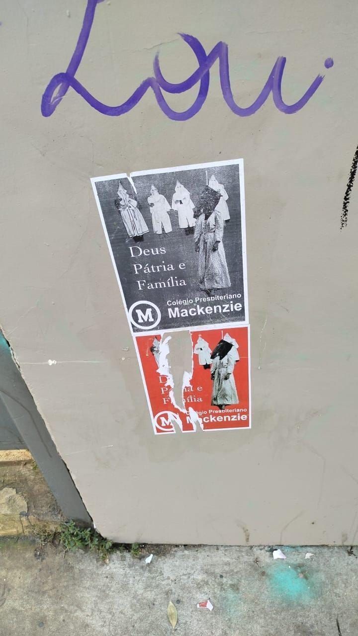 Cartazes com simbologias racistas • Reprodução