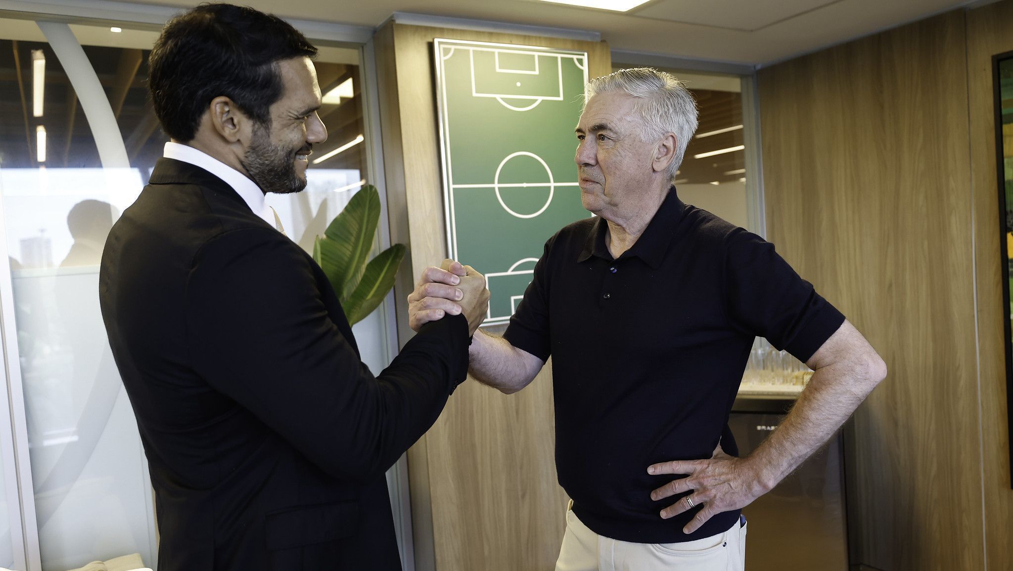 Carlo Ancelotti e Samir Xaud se cumprimentam