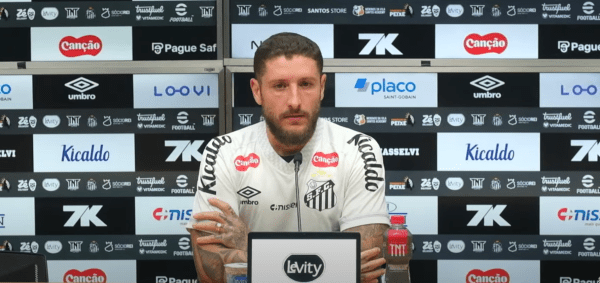 Zé Rafael foi apresentado pelo Santos nesta sexta-feira (9)