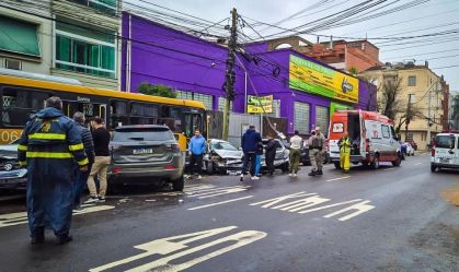 Motorista de ônibus tem mal súbito e bate em 9 carros estacionados no RS