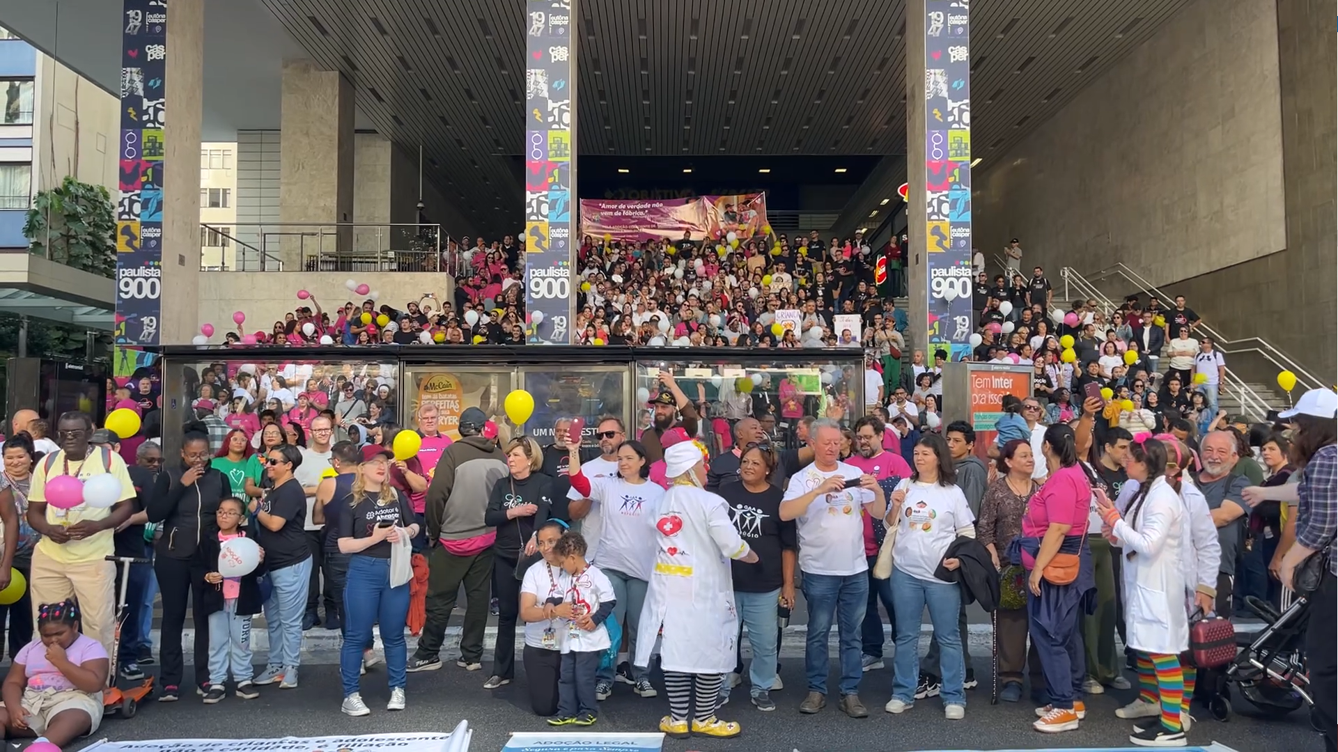 Dia Nacional da Adoção: Caminhada na Avenida Paulista mobiliza famílias