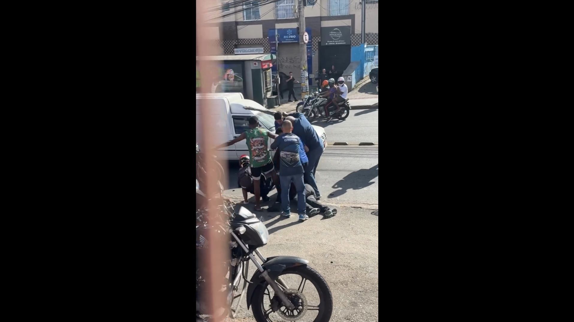 Momento em que o suspeito é atacado em frente a supermercado em Belo Horizonte