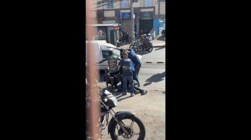 Momento em que o suspeito é atacado em frente a supermercado em Belo Horizonte