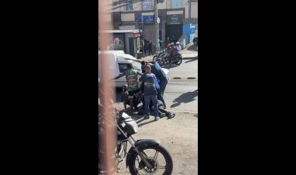 Momento em que o suspeito é atacado em frente a supermercado em Belo Horizonte