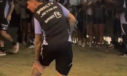 Jogador do Colo-Colo é atingido por rojão lançado por torcedor em Fortaleza