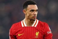 Especulado no Real Madrid, ídolo do Liverpool anuncia saída do clube