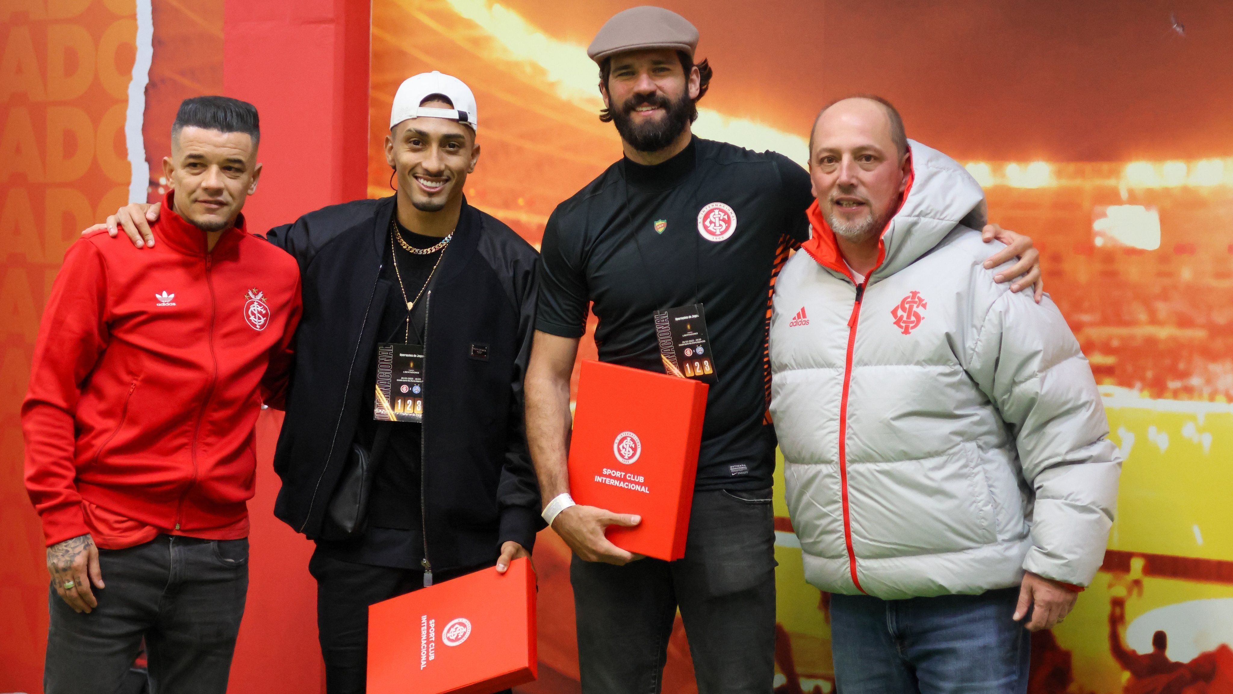 Raphinha e Alisson entre D'Alessandro e Alessandro Barcellos no Beira-Rio
