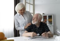 FDA aprova 1º teste sanguíneo para detecção precoce de Alzheimer nos EUA