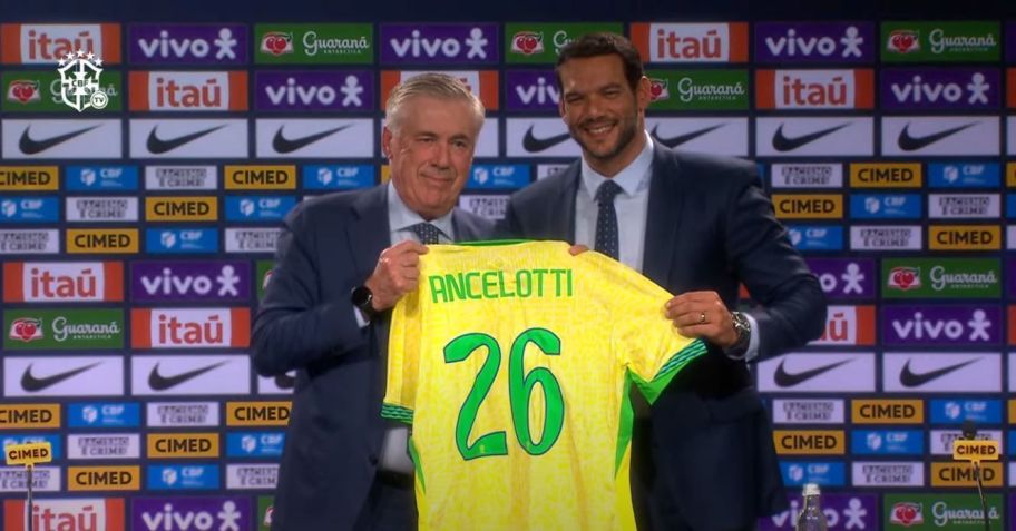 Ancelotti recebe a camisa da Seleção Brasileira das mãos de Samir Xaud, presidente da CBF • Foto: Reprodução/ TV CBF