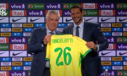 Ancelotti recebe a camisa da Seleção Brasileira das mãos de Samir Xaud, presidente da CBF