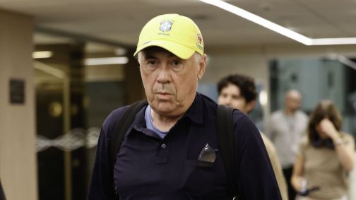 Novo técnico da Seleção, Ancelotti chega no Brasil com boné da CBF