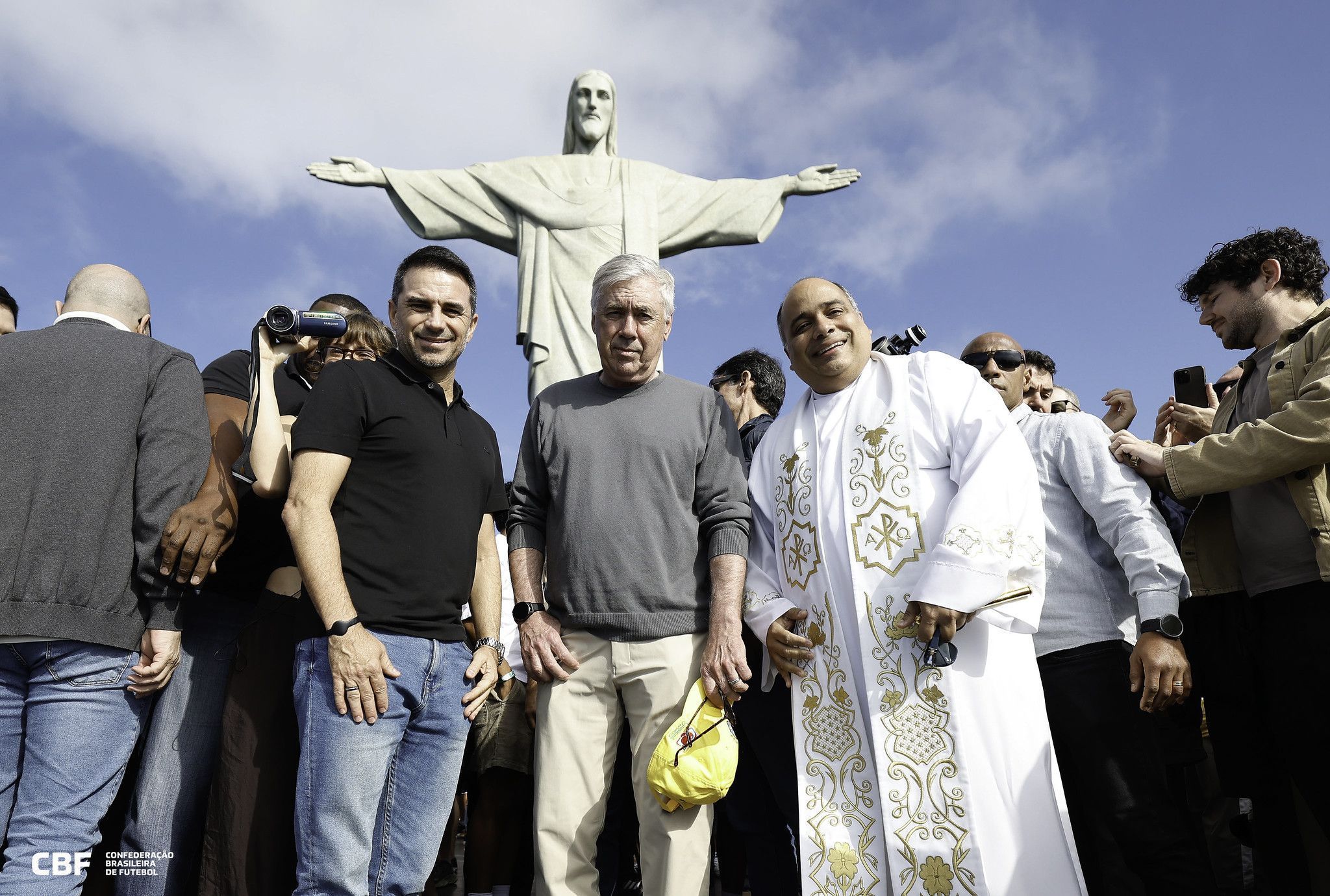 Carlo Ancelotti visita o Cristo Redentor ao lado de Rodrigo Caetano e do padre Omar