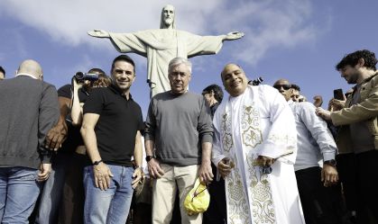 Carlo Ancelotti visita o Cristo Redentor ao lado de Rodrigo Caetano e do padre Omar
