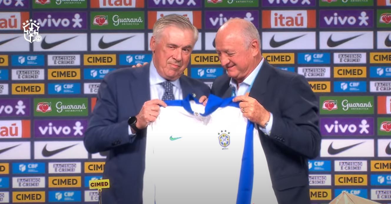 Ancelotti recebe a jaqueta da Seleção das mãos do técnico Felipão
