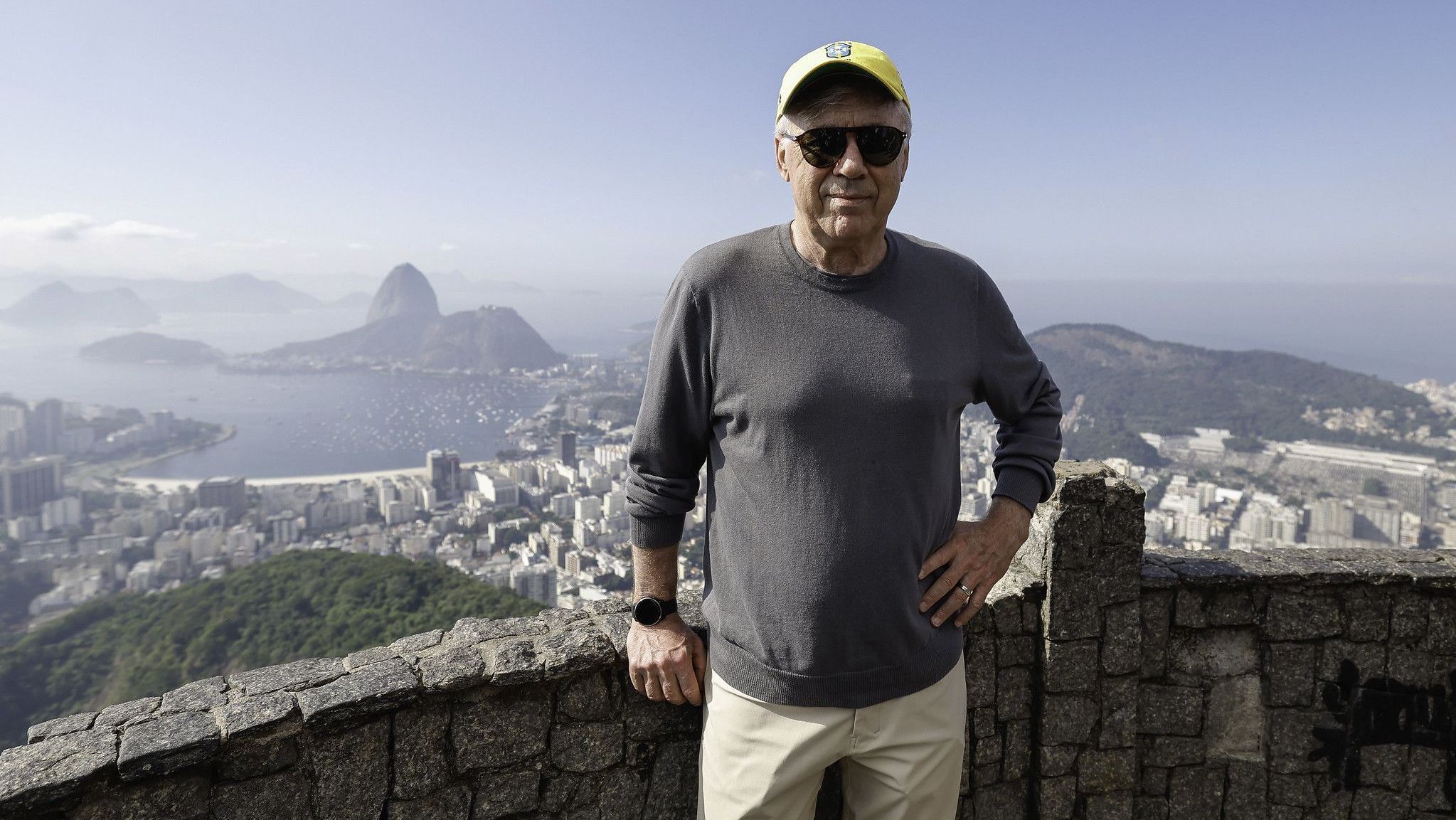 Carlo Ancelotti visita o Cristo Redentor, no Rio