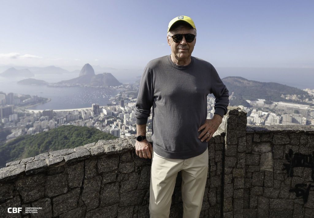 Carlo Ancelotti visita o Cristo Redentor, no Rio