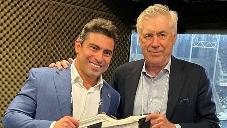 Ancelotti com a camisa do Botafogo no Nilton Santos • Divulgação/Botafogo