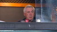Ancelotti prova tradicional biscoito de polvilho durante jogo do Botafogo