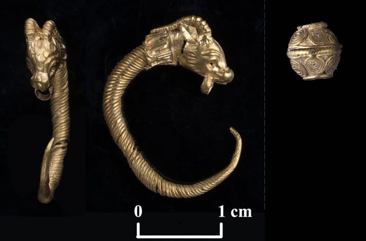 Um brinco de ouro e uma conta de ouro descobertos anteriormente no local parecem ser originários do mesmo período • Clara Amit/Israel Antiquities Authority via CNN Newsource