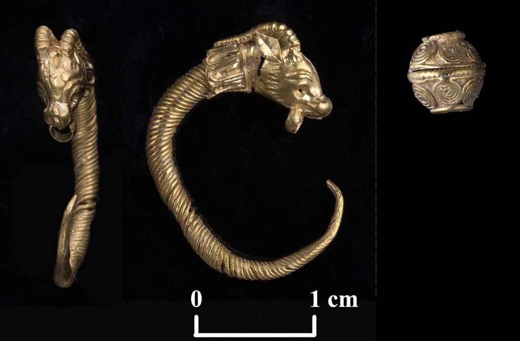 Um brinco de ouro e uma conta de ouro descobertos anteriormente no local parecem ser originários do mesmo período